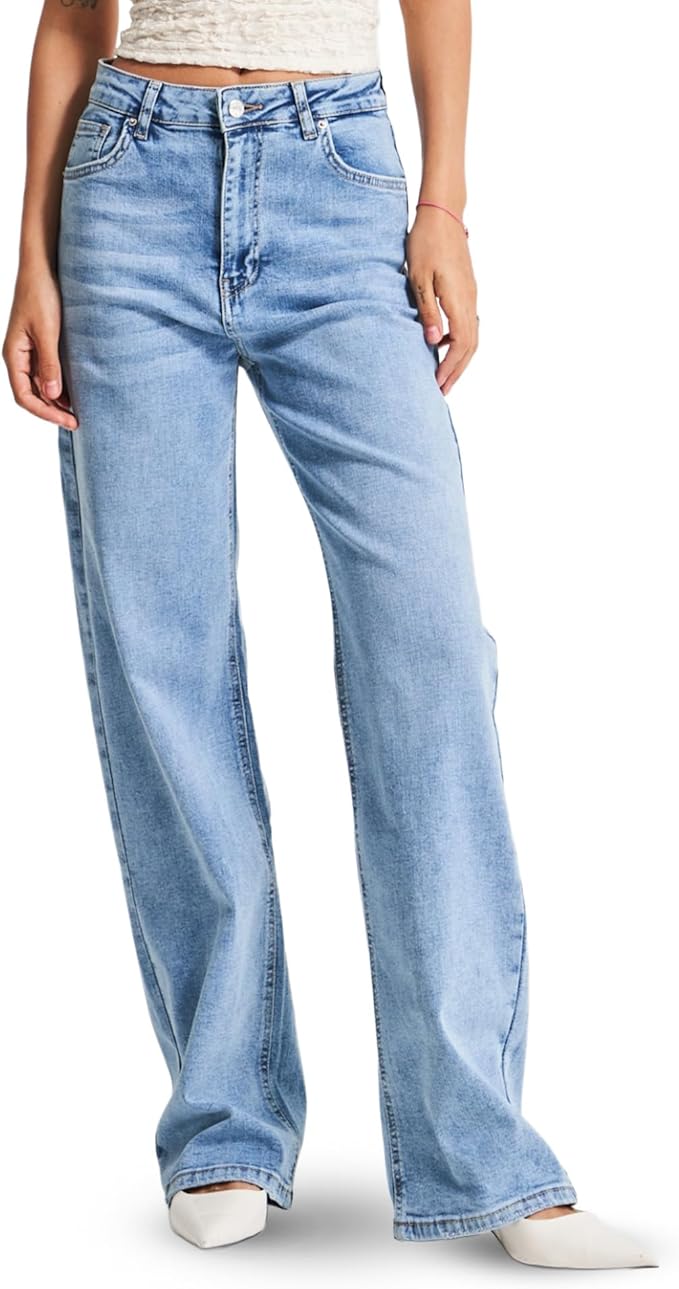 aesthetic winter outfit: cozy green sweater, denim & chic handbag Classic light-wash high-waisted denim jeans with a straight-leg fit, essential for an aesthetic winter look.